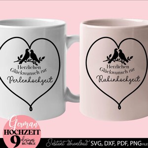 Set aus neun eleganten Herz Designs mit Vögel Motiv und Schriftzug „Herzlichen Glückwunsch zur Hochzeit“ für verschiedene Hochzeitsjubiläen wie Papierhochzeit, Silberhochzeit, Goldene Hochzeit, Diamanten Hochzeit und mehr. Die romantischen Motive eignen sich ideal für Geschenke, Karten, Kissen, Wanddeko und kreative DIY Projekte. Klare Linien, moderne Typografie und liebevolle Details machen diese Designs perfekt für Paare und besondere Jubiläumsanlässe im deutschsprachigen Raum.