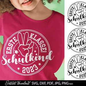 Einschulung Design für Schulkind 2026 mit dem Schriftzug Erste Klasse Schulkind in einem runden Layout. Das Motiv zeigt eine Hand mit Siegeszeichen und kombiniert moderne Typografie mit dekorativen Elementen. Ideal geeignet für T Shirts zum Schulanfang, Einschulung Geschenke und kreative DIY Projekte. Perfekt für Kinder, die ihren ersten Schultag feiern und ein besonderes Erinnerungsstück gestalten möchten.