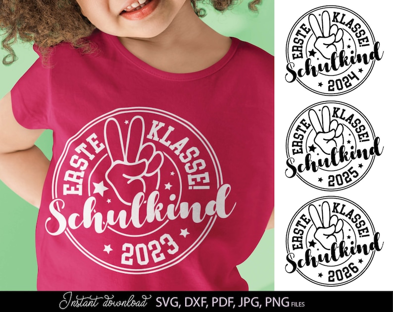 Einschulung Design für Schulkind 2026 mit dem Schriftzug Erste Klasse Schulkind in einem runden Layout. Das Motiv zeigt eine Hand mit Siegeszeichen und kombiniert moderne Typografie mit dekorativen Elementen. Ideal geeignet für T Shirts zum Schulanfang, Einschulung Geschenke und kreative DIY Projekte. Perfekt für Kinder, die ihren ersten Schultag feiern und ein besonderes Erinnerungsstück gestalten möchten.