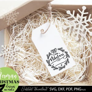 Sammlung aus sieben personalisierbaren Weihnachtsdesigns mit Tannenkränzen, Nikolaus Grüßen, Geschenkanhängern und festlichen Weihnachtsbotschaften. Die Motive zeigen dekorative Kränze aus Tannenzweigen, Herzen, Sterne, Schleifen und klassische Schriftzüge wie „Vom Nikolaus für dich“, „Ein Geschenk für dich“ und „Frohe Weihnachten“. Die elegante schwarzweiße Gestaltung verbindet moderne Handlettering Elemente mit traditioneller Weihnachtsoptik und eignet sich für Geschenke, Verpackungen.