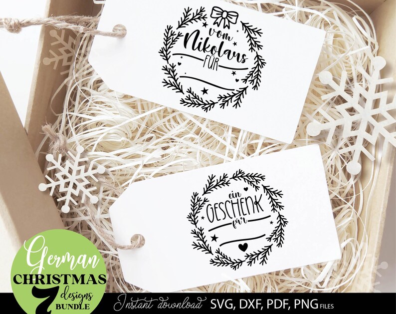 Sammlung aus sieben personalisierbaren Weihnachtsdesigns mit Tannenkränzen, Nikolaus Grüßen, Geschenkanhängern und festlichen Weihnachtsbotschaften. Die Motive zeigen dekorative Kränze aus Tannenzweigen, Herzen, Sterne, Schleifen und klassische Schriftzüge wie „Vom Nikolaus für dich“, „Ein Geschenk für dich“ und „Frohe Weihnachten“. Die elegante schwarzweiße Gestaltung verbindet moderne Handlettering Elemente mit traditioneller Weihnachtsoptik und eignet sich für Geschenke, Verpackungen.