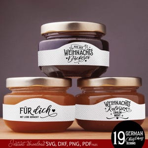 Großes Bundle mit personalisierbaren Weihnachts SVG Designs rund um Plätzchen, Weihnachtsbäckerei und festliche DIY Geschenkideen im modernen handgeschriebenen Stil. Enthalten sind kreative deutsche Sprüche wie „Aus der Weihnachts Bäckerei“, „Plätzchen Zauber“, „Cookies Backmischung“, „Zutaten viel Liebe“ und „Mit Liebe gebacken“. Die stilisierten Weihnachtsmotive eignen sich perfekt für Keksdosen, Backmischungen im Glas, Geschenkverpackungen, Kerzen Tattoos, Schürzen, Küchen Deko.