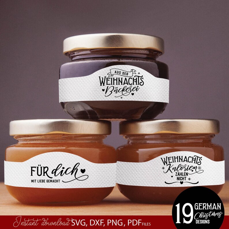 Großes Bundle mit personalisierbaren Weihnachts SVG Designs rund um Plätzchen, Weihnachtsbäckerei und festliche DIY Geschenkideen im modernen handgeschriebenen Stil. Enthalten sind kreative deutsche Sprüche wie „Aus der Weihnachts Bäckerei“, „Plätzchen Zauber“, „Cookies Backmischung“, „Zutaten viel Liebe“ und „Mit Liebe gebacken“. Die stilisierten Weihnachtsmotive eignen sich perfekt für Keksdosen, Backmischungen im Glas, Geschenkverpackungen, Kerzen Tattoos, Schürzen, Küchen Deko.