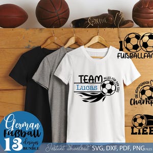 Fußball SVG Bundle mit deutschen Sprüchen für die ganze Familie wie „Stolzer Fußball Papa“, „Fußball Mama“, „Opa“, „Bruder“ und „Schwester“. Enthält sportliche Designs mit Fußball Motiven, Flammen, Pokalen und Team Sprüchen. Perfekt geeignet für DIY Projekte wie T-Shirts, Hoodies, Fan Kleidung oder Geschenke für Fußballfans, Familien und Vereinsmitglieder.