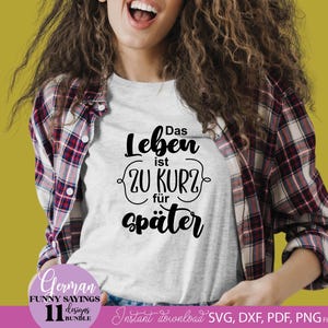 Lebensbejahendes deutsches Design „Das Leben ist zu kurz für später“ – ein inspirierender Spruch für Menschen, die im Hier und Jetzt leben. Ideal für Shirts, Wanddeko oder Tassen. Dieses Motiv vereint moderne Typografie mit einer positiven Botschaft über Selbstverwirklichung und Mut. Es erinnert daran, Chancen zu ergreifen und das Leben zu genießen. Perfekt für DIY-Projekte voller Optimismus und Energie.