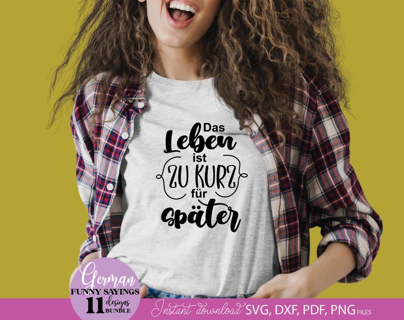 Lebensbejahendes deutsches Design „Das Leben ist zu kurz für später“ – ein inspirierender Spruch für Menschen, die im Hier und Jetzt leben. Ideal für Shirts, Wanddeko oder Tassen. Dieses Motiv vereint moderne Typografie mit einer positiven Botschaft über Selbstverwirklichung und Mut. Es erinnert daran, Chancen zu ergreifen und das Leben zu genießen. Perfekt für DIY-Projekte voller Optimismus und Energie.