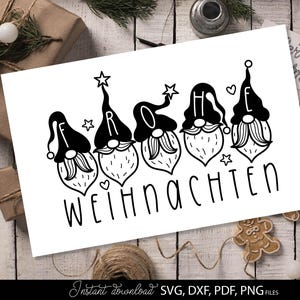 Può includere: Un design grafico digitale in bianco e nero raffigurante cinque gnomi stilizzati con cappelli a punta. Le lettere F, R, O, H, E sono integrate nei cappelli e la parola WEIHNACHTEN è scritta sotto. Piccole stelle e cuori decorano il design.