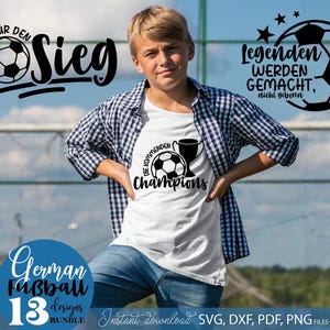 Fußball SVG Bundle mit deutschen Sprüchen für die ganze Familie wie „Stolzer Fußball Papa“, „Fußball Mama“, „Opa“, „Bruder“ und „Schwester“. Enthält sportliche Designs mit Fußball Motiven, Flammen, Pokalen und Team Sprüchen. Perfekt geeignet für DIY Projekte wie T-Shirts, Hoodies, Fan Kleidung oder Geschenke für Fußballfans, Familien und Vereinsmitglieder.