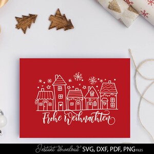 Weihnachtskarte auf dunklem Hintergrund mit Aufdruck „Frohe Weihnachten“ und winterlicher Häuserreihe. Dekoriert mit Weihnachtskugeln, Stern und Schreibfeder wirkt das Design edel und festlich. Geeignet für Weihnachtskarten, Geschenkideen, kreative Dekorationen oder DIY Projekte, die traditionelle Weihnachtsmotive mit stilvoller Gestaltung kombinieren und eine elegante Stimmung schaffen.