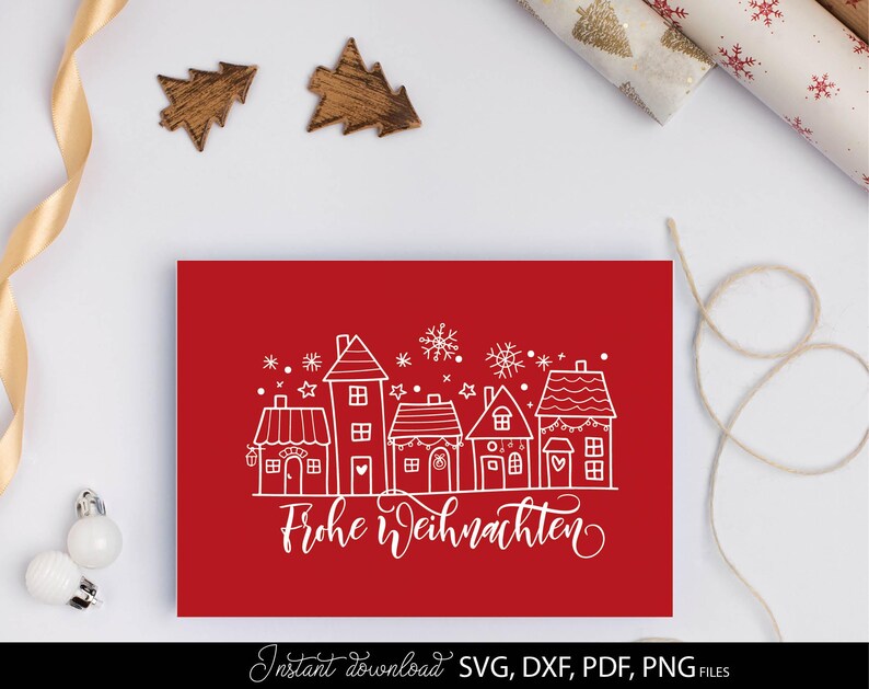 Weihnachtskarte auf dunklem Hintergrund mit Aufdruck „Frohe Weihnachten“ und winterlicher Häuserreihe. Dekoriert mit Weihnachtskugeln, Stern und Schreibfeder wirkt das Design edel und festlich. Geeignet für Weihnachtskarten, Geschenkideen, kreative Dekorationen oder DIY Projekte, die traditionelle Weihnachtsmotive mit stilvoller Gestaltung kombinieren und eine elegante Stimmung schaffen.