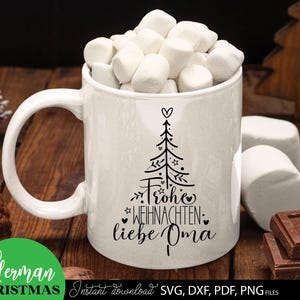 Liebevoll gestaltetes Weihnachtsdesign mit eleganter Schleife, Sternen und Tannenzweigen, perfekt für personalisierte Geschenke, Tischdekorationen, Karten und kreative Bastelprojekte. Individuell anpassbar für Namen oder Initialen, um eine festliche Stimmung zu schaffen. Die grafischen Elemente ermöglichen vielseitige Anwendungen in DIY-Projekten, Scrapbooking, Geschenkanhängern oder Weihnachtskarten und bieten eine charmante, handwerkliche Gestaltungsmöglichkeit für Familien.