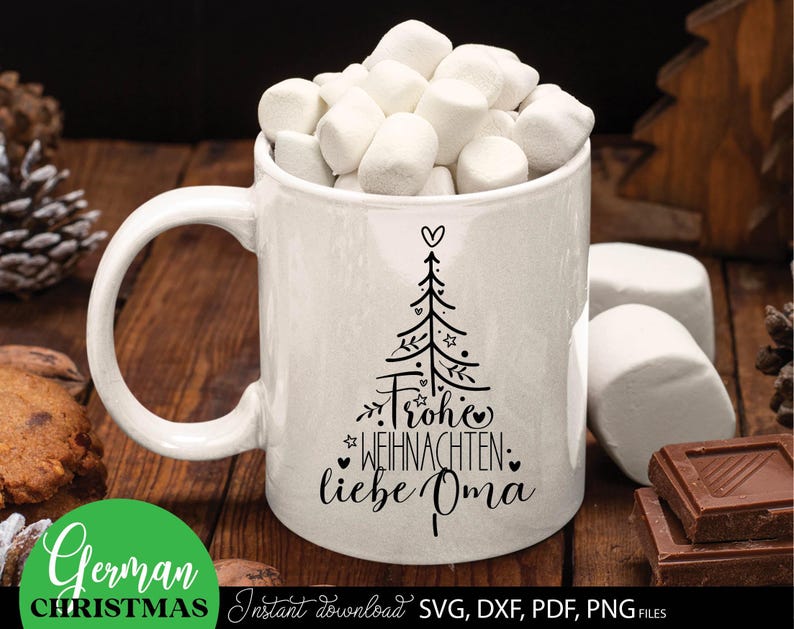 Liebevoll gestaltetes Weihnachtsdesign mit eleganter Schleife, Sternen und Tannenzweigen, perfekt für personalisierte Geschenke, Tischdekorationen, Karten und kreative Bastelprojekte. Individuell anpassbar für Namen oder Initialen, um eine festliche Stimmung zu schaffen. Die grafischen Elemente ermöglichen vielseitige Anwendungen in DIY-Projekten, Scrapbooking, Geschenkanhängern oder Weihnachtskarten und bieten eine charmante, handwerkliche Gestaltungsmöglichkeit für Familien.