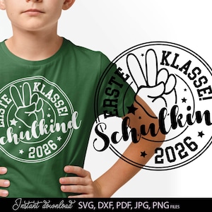 Può includere: Una maglietta verde con una grafica bianca con la scritta "ERSTE KLASSE! Schulkind 2026" all'interno di un cerchio con un gesto della mano a forma di segno di pace. Le parole "Instant download SVG, DXF, PDF, JPG, PNG FILES" sono in basso.