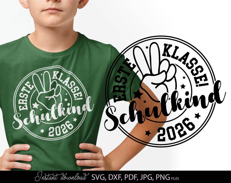 Einschulung Design für Schulkind 2026 mit dem Schriftzug Erste Klasse Schulkind in einem runden Layout. Das Motiv zeigt eine Hand mit Siegeszeichen und kombiniert moderne Typografie mit dekorativen Elementen. Ideal geeignet für T Shirts zum Schulanfang, Einschulung Geschenke und kreative DIY Projekte. Perfekt für Kinder, die ihren ersten Schultag feiern und ein besonderes Erinnerungsstück gestalten möchten.