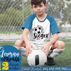 Motiv „So sehen Sieger aus“ mit Fußball. Perfekt für Cricut, Silhouette, T-Shirts, Hoodies, Tassen oder Poster. Dieses Design feiert die Leidenschaft für Fußball und eignet sich super für Sportfeste, Kinderturniere oder Geschenke für Fußballfans. Datei erhältlich als SVG, PNG, PDF und JPG für kreative DIY-Projekte.