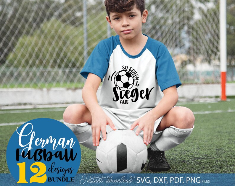 Motiv „So sehen Sieger aus“ mit Fußball. Perfekt für Cricut, Silhouette, T-Shirts, Hoodies, Tassen oder Poster. Dieses Design feiert die Leidenschaft für Fußball und eignet sich super für Sportfeste, Kinderturniere oder Geschenke für Fußballfans. Datei erhältlich als SVG, PNG, PDF und JPG für kreative DIY-Projekte.