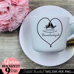 Set aus neun eleganten Herz Designs mit Vögel Motiv und Schriftzug „Herzlichen Glückwunsch zur Hochzeit“ für verschiedene Hochzeitsjubiläen wie Papierhochzeit, Silberhochzeit, Goldene Hochzeit, Diamanten Hochzeit und mehr. Die romantischen Motive eignen sich ideal für Geschenke, Karten, Kissen, Wanddeko und kreative DIY Projekte. Klare Linien, moderne Typografie und liebevolle Details machen diese Designs perfekt für Paare und besondere Jubiläumsanlässe im deutschsprachigen Raum.