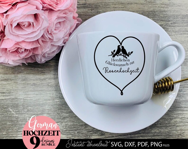 Set aus neun eleganten Herz Designs mit Vögel Motiv und Schriftzug „Herzlichen Glückwunsch zur Hochzeit“ für verschiedene Hochzeitsjubiläen wie Papierhochzeit, Silberhochzeit, Goldene Hochzeit, Diamanten Hochzeit und mehr. Die romantischen Motive eignen sich ideal für Geschenke, Karten, Kissen, Wanddeko und kreative DIY Projekte. Klare Linien, moderne Typografie und liebevolle Details machen diese Designs perfekt für Paare und besondere Jubiläumsanlässe im deutschsprachigen Raum.