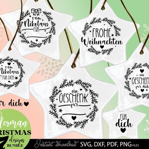 Sammlung aus sieben personalisierbaren Weihnachtsdesigns mit Tannenkränzen, Nikolaus Grüßen, Geschenkanhängern und festlichen Weihnachtsbotschaften. Die Motive zeigen dekorative Kränze aus Tannenzweigen, Herzen, Sterne, Schleifen und klassische Schriftzüge wie „Vom Nikolaus für dich“, „Ein Geschenk für dich“ und „Frohe Weihnachten“. Die elegante schwarzweiße Gestaltung verbindet moderne Handlettering Elemente mit traditioneller Weihnachtsoptik und eignet sich für Geschenke, Verpackungen.