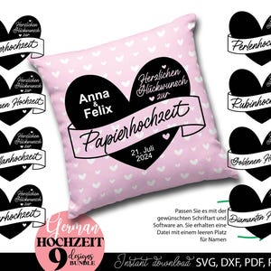 Set aus neun personalisierbaren Hochzeitsjubiläum Designs mit Herzmotiv und Schriftzug „Herzlichen Glückwunsch zur Hochzeit“. Enthält verschiedene Jubiläen wie Papierhochzeit, Silberhochzeit, Goldene Hochzeit, Diamanten Hochzeit, Rubinhochzeit und mehr. Modernes Design geeignet für Kissen, Poster, Geschenke und DIY Projekte. Die Vorlage bietet Platz für Namen und Datum und ist ideal als persönliches Geschenk für Paare im deutschsprachigen Raum.