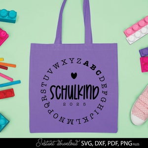 Modernes Schulkind SVG Bundle mit minimalistischen Typografie Designs für Einschulung und Schulstart. Die Motive zeigen den Schriftzug Schulkind mit Jahreszahlen 2024 bis 2027 in Kombination mit kreisförmig angeordnetem Alphabet sowie Stern und Herz Symbolen. Die klaren schwarz weißen Designs wirken modern und kindgerecht zugleich. Ideal für Einschulung Shirts Schultüten Schulstart Deko Kindergeschenke Tassen Taschen Poster und kreative DIY Projekte für Jungen und Mädchen zum ersten Schultag.