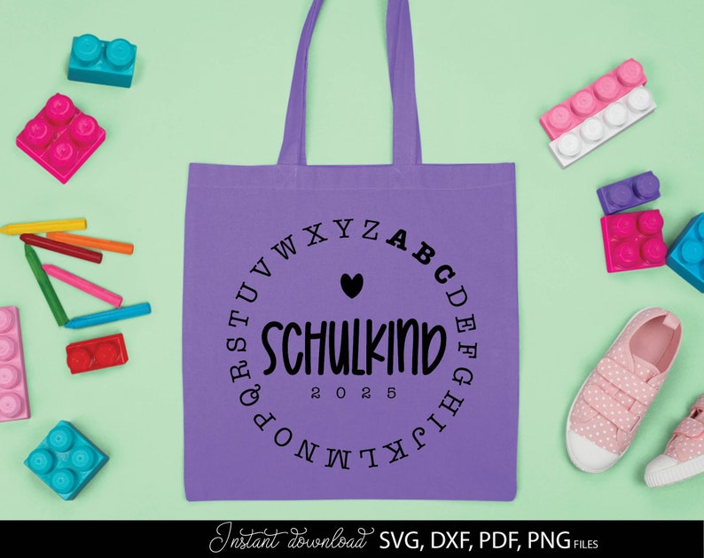 Modernes Schulkind SVG Bundle mit minimalistischen Typografie Designs für Einschulung und Schulstart. Die Motive zeigen den Schriftzug Schulkind mit Jahreszahlen 2024 bis 2027 in Kombination mit kreisförmig angeordnetem Alphabet sowie Stern und Herz Symbolen. Die klaren schwarz weißen Designs wirken modern und kindgerecht zugleich. Ideal für Einschulung Shirts Schultüten Schulstart Deko Kindergeschenke Tassen Taschen Poster und kreative DIY Projekte für Jungen und Mädchen zum ersten Schultag.