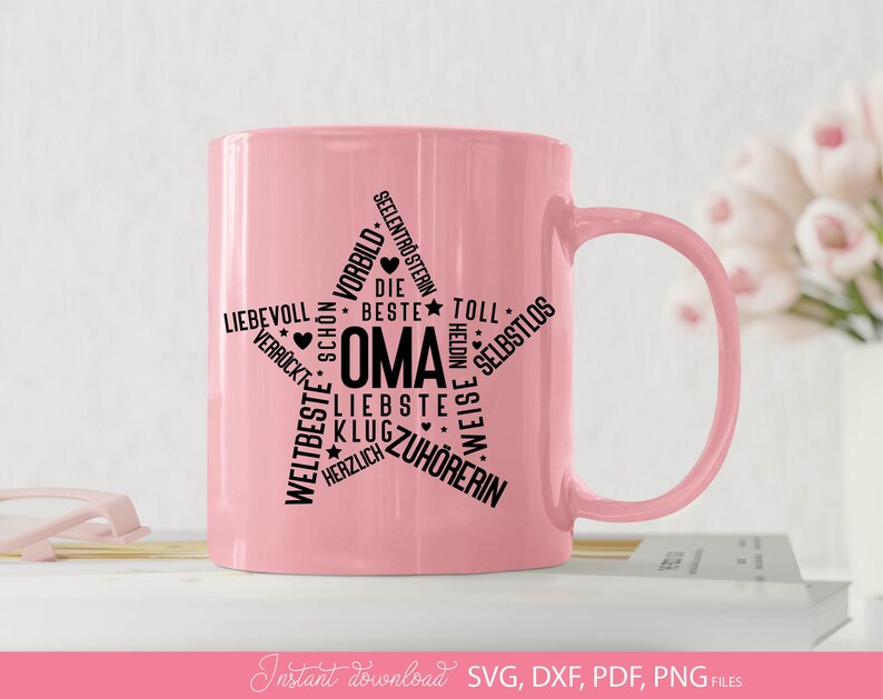 Typografisches Herz Design mit deutschen Worten rund um Oma wie beste Oma, liebevoll, Familie, Zuhörerin und Heldin. Das Motiv ist in Herzform gestaltet und eignet sich ideal für Geschenke zum Geburtstag oder besondere Anlässe. Perfekt für kreative DIY Projekte wie T Shirts, Dekorationen oder persönliche Überraschungen. Die moderne Schriftgestaltung kombiniert emotionale Begriffe und macht dieses Design zu einer liebevollen Hommage an die Großmutter.