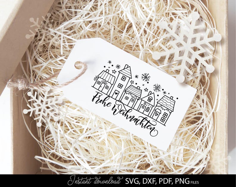 Geschenkbox mit Anhänger, auf dem eine Häuserreihe mit Schriftzug „Frohe Weihnachten“ abgebildet ist. Der Geschenkanhänger ist mit Schneeflocken dekoriert und passt ideal zu Weihnachtsgeschenken, Adventsüberraschungen oder als Dekoration. Dieses Design vermittelt festliche Freude und eignet sich hervorragend für Bastelprojekte, Geschenkideen und kreative Dekorationen zur Weihnachtszeit.