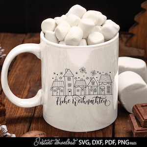 Weiße Tasse mit Aufdruck „Frohe Weihnachten“ und Häuserreihe, gefüllt mit Marshmallows, dekoriert mit Keksen und Tannenzapfen. Ein gemütliches, festliches Motiv, das perfekt in die Winterzeit passt. Ideal für Weihnachtsgeschenke, DIY Dekorationen, Sublimationsprojekte oder kreative Bastelideen, die den Zauber der Weihnachtszeit liebevoll unterstreichen und eine warme Atmosphäre schaffen.