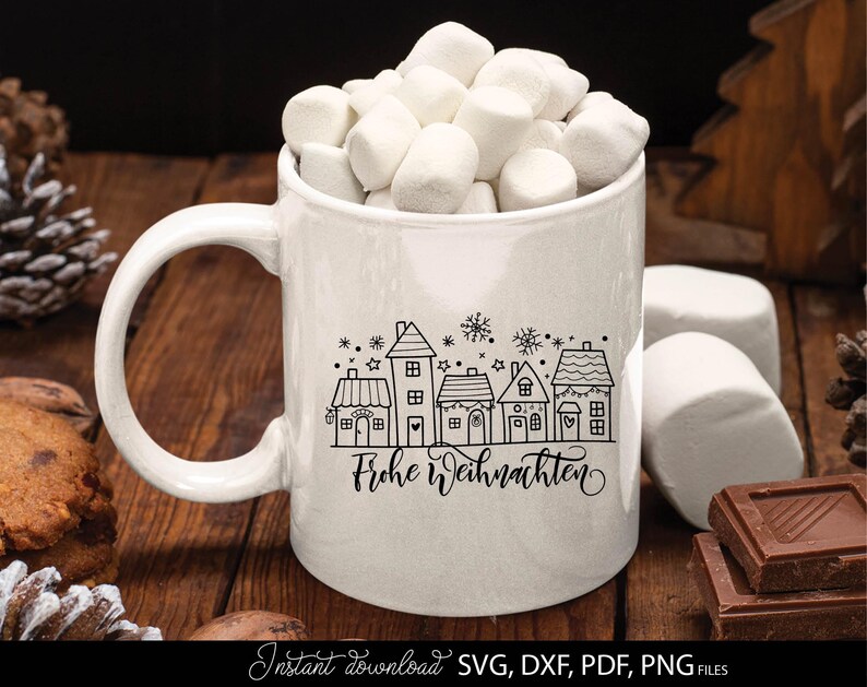 Weiße Tasse mit Aufdruck „Frohe Weihnachten“ und Häuserreihe, gefüllt mit Marshmallows, dekoriert mit Keksen und Tannenzapfen. Ein gemütliches, festliches Motiv, das perfekt in die Winterzeit passt. Ideal für Weihnachtsgeschenke, DIY Dekorationen, Sublimationsprojekte oder kreative Bastelideen, die den Zauber der Weihnachtszeit liebevoll unterstreichen und eine warme Atmosphäre schaffen.