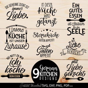 Op de afbeelding: Negen Duitse keukenontwerpen in verschillende lettertypen, met zinnen als 'Liefde is het geheime ingrediënt' en 'Goed eten is balsem voor de ziel'. De ontwerpen zijn in zwart en wit, met een houten achtergrond.