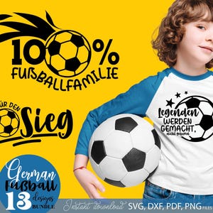 Fußball SVG Bundle mit deutschen Sprüchen für die ganze Familie wie „Stolzer Fußball Papa“, „Fußball Mama“, „Opa“, „Bruder“ und „Schwester“. Enthält sportliche Designs mit Fußball Motiven, Flammen, Pokalen und Team Sprüchen. Perfekt geeignet für DIY Projekte wie T-Shirts, Hoodies, Fan Kleidung oder Geschenke für Fußballfans, Familien und Vereinsmitglieder.