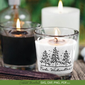 Minimalistisches Weihnachtsmotiv mit drei stilisierten Tannenbäumen, sanft fallenden Schneeflocken und dem handgeschriebenen Schriftzug „Frohe Weihnachten“. Die schlichte Schwarz-Weiß-Illustration verbindet moderne Linienführung mit zeitloser Winterästhetik und eignet sich hervorragend für elegante Weihnachtsdekorationen, festliche Wohnaccessoires, Geschenke und kreative DIY-Projekte. Winterliche Atmosphäre und passt perfekt zu skandinavischen sowie modernen Weihnachtsstilen.