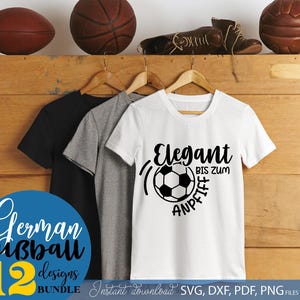 Spruch „Elegant bis zum Anpfiff“ mit Fußball-Motiv. Ideal für Cricut, Silhouette, T-Shirts, Hoodies, Tassen oder Karten. Dieses Design ist ein Hingucker für Sportfans und Fußballliebhaber, egal ob Kinder oder Erwachsene. Perfekt für DIY-Projekte, Fanartikel und kreative Geschenkideen. Datei verfügbar als SVG, PNG, PDF und JPG.