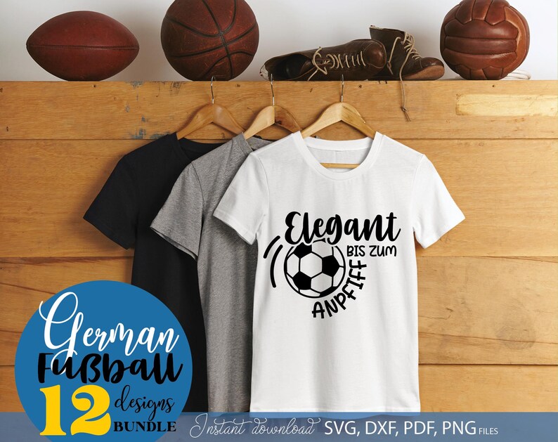 Spruch „Elegant bis zum Anpfiff“ mit Fußball-Motiv. Ideal für Cricut, Silhouette, T-Shirts, Hoodies, Tassen oder Karten. Dieses Design ist ein Hingucker für Sportfans und Fußballliebhaber, egal ob Kinder oder Erwachsene. Perfekt für DIY-Projekte, Fanartikel und kreative Geschenkideen. Datei verfügbar als SVG, PNG, PDF und JPG.