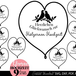 Set aus neun eleganten Herz Designs mit Vögel Motiv und Schriftzug „Herzlichen Glückwunsch zur Hochzeit“ für verschiedene Hochzeitsjubiläen wie Papierhochzeit, Silberhochzeit, Goldene Hochzeit, Diamanten Hochzeit und mehr. Die romantischen Motive eignen sich ideal für Geschenke, Karten, Kissen, Wanddeko und kreative DIY Projekte. Klare Linien, moderne Typografie und liebevolle Details machen diese Designs perfekt für Paare und besondere Jubiläumsanlässe im deutschsprachigen Raum.