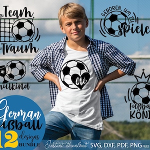 Sportlicher Spruch „Geboren, um zu spielen“ mit Fußball. Tolle Datei für Cricut, Silhouette, Shirts, Tassen, Hoodies oder Turnbeutel. Ideal für Kinder, Jugendliche oder Erwachsene, die Fußball lieben. Perfekt für DIY-Geschenke, Vereinsfeste und Fanartikel. Erhältlich als SVG, PNG, PDF und JPG für vielfältige Bastelprojekte.