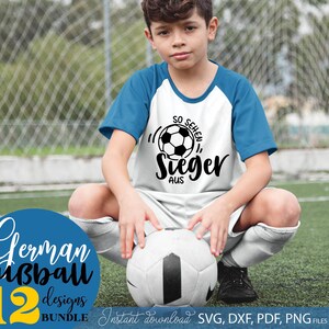 Motiv „So sehen Sieger aus“ mit Fußball. Perfekt für Cricut, Silhouette, T-Shirts, Hoodies, Tassen oder Poster. Dieses Design feiert die Leidenschaft für Fußball und eignet sich super für Sportfeste, Kinderturniere oder Geschenke für Fußballfans. Datei erhältlich als SVG, PNG, PDF und JPG für kreative DIY-Projekte.