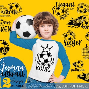 Niedliches Fußballmotiv „Schulkind“ mit Pokal und Ball. Perfekte Datei für Cricut und Silhouette, ideal für Kinder-Shirts, Turnbeutel, Tassen oder Geschenke zur Einschulung. Dieses Design ist erhältlich als SVG, PNG, PDF und JPG und eignet sich für kreative DIY-Ideen, Kindergeburtstage und Sportfeste.
