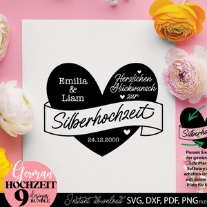 Set aus neun personalisierbaren Hochzeitsjubiläum Designs mit Herzmotiv und Schriftzug „Herzlichen Glückwunsch zur Hochzeit“. Enthält verschiedene Jubiläen wie Papierhochzeit, Silberhochzeit, Goldene Hochzeit, Diamanten Hochzeit, Rubinhochzeit und mehr. Modernes Design geeignet für Kissen, Poster, Geschenke und DIY Projekte. Die Vorlage bietet Platz für Namen und Datum und ist ideal als persönliches Geschenk für Paare im deutschsprachigen Raum.