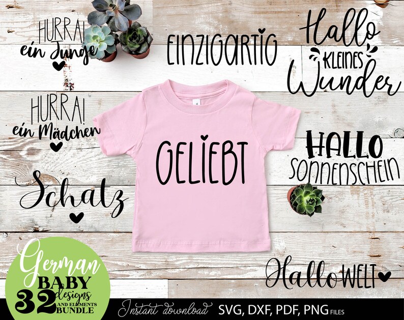 Großes Baby SVG Bundle mit liebevollen deutschen Sprüchen und niedlichen Illustrationen für Neugeborene und Familienmomente. Enthält Designs wie „Hallo Sonnenschein“, „Mama’s Schatz“, „Papa’s Schatz“, Herzen, Babyfüße, Storch und Ballons in moderner Typografie. Perfekt geeignet für DIY Projekte wie Baby Bodys, T-Shirts, Geschenke zur Geburt, Dekoration oder personalisierte Erinnerungsstücke. Ideal für kreative Plotterarbeiten mit emotionalem und familienfreundlichem Stil.