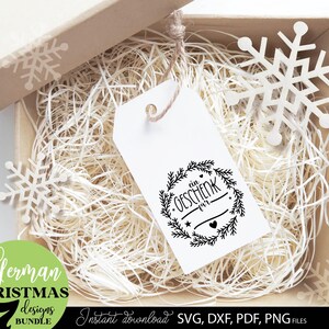 Sammlung aus sieben personalisierbaren Weihnachtsdesigns mit Tannenkränzen, Nikolaus Grüßen, Geschenkanhängern und festlichen Weihnachtsbotschaften. Die Motive zeigen dekorative Kränze aus Tannenzweigen, Herzen, Sterne, Schleifen und klassische Schriftzüge wie „Vom Nikolaus für dich“, „Ein Geschenk für dich“ und „Frohe Weihnachten“. Die elegante schwarzweiße Gestaltung verbindet moderne Handlettering Elemente mit traditioneller Weihnachtsoptik und eignet sich für Geschenke, Verpackungen.
