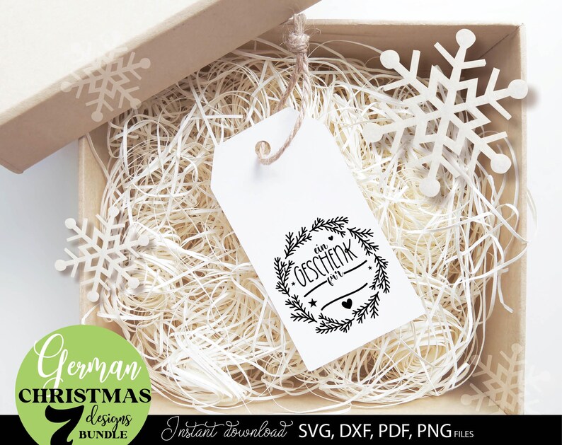 Sammlung aus sieben personalisierbaren Weihnachtsdesigns mit Tannenkränzen, Nikolaus Grüßen, Geschenkanhängern und festlichen Weihnachtsbotschaften. Die Motive zeigen dekorative Kränze aus Tannenzweigen, Herzen, Sterne, Schleifen und klassische Schriftzüge wie „Vom Nikolaus für dich“, „Ein Geschenk für dich“ und „Frohe Weihnachten“. Die elegante schwarzweiße Gestaltung verbindet moderne Handlettering Elemente mit traditioneller Weihnachtsoptik und eignet sich für Geschenke, Verpackungen.
