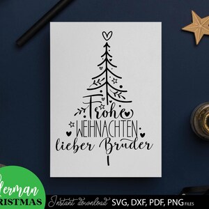 Liebevoll gestaltetes Weihnachtsdesign mit eleganter Schleife, Sternen und Tannenzweigen, perfekt für personalisierte Geschenke, Tischdekorationen, Karten und kreative Bastelprojekte. Individuell anpassbar für Namen oder Initialen, um eine festliche Stimmung zu schaffen. Die grafischen Elemente ermöglichen vielseitige Anwendungen in DIY-Projekten, Scrapbooking, Geschenkanhängern oder Weihnachtskarten und bieten eine charmante, handwerkliche Gestaltungsmöglichkeit für Familien.
