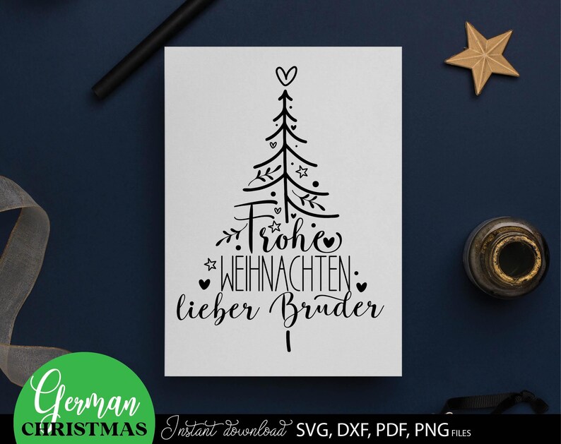 Liebevoll gestaltetes Weihnachtsdesign mit eleganter Schleife, Sternen und Tannenzweigen, perfekt für personalisierte Geschenke, Tischdekorationen, Karten und kreative Bastelprojekte. Individuell anpassbar für Namen oder Initialen, um eine festliche Stimmung zu schaffen. Die grafischen Elemente ermöglichen vielseitige Anwendungen in DIY-Projekten, Scrapbooking, Geschenkanhängern oder Weihnachtskarten und bieten eine charmante, handwerkliche Gestaltungsmöglichkeit für Familien.