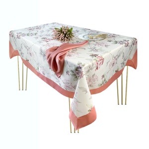 Abwischbare Tischdecke rosa mit Blumen mit rosa Servietten. Tischdecke wasserfest für Garten oder Terrasse.