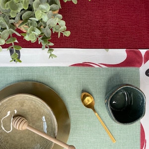 Waterproof floral placemats set/Green and red placemats rectangular handmade in Italy/Modern placemats
