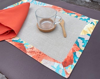Beige vlekbestendige placemats met koraalkleurige rand / Handgemaakte elegante vlekbestendige placemats met zeethema / Ontbijtplacemats