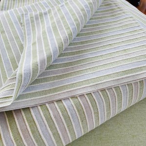 Materiale versatile per arredamento: tessuto a righe con treccine beige, ideale per tende, cuscini, e tappezzeria.