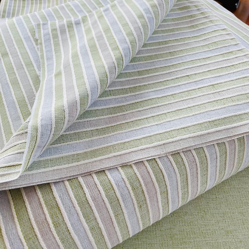 Materiale versatile per arredamento: tessuto a righe con treccine beige, ideale per tende, cuscini, e tappezzeria.